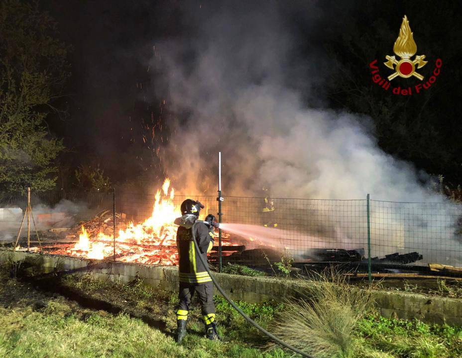Incendio a Terno d’Isola, distrutti 200 metri quadrati di un deposito di materiali