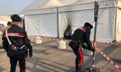 Molotov contro il centro vaccinale di Brescia, tendone a fuoco. Si cercano i responsabili