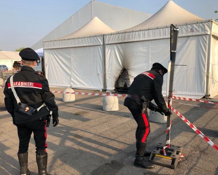 Molotov contro il centro vaccinale di Brescia, tendone a fuoco. Si cercano i responsabili