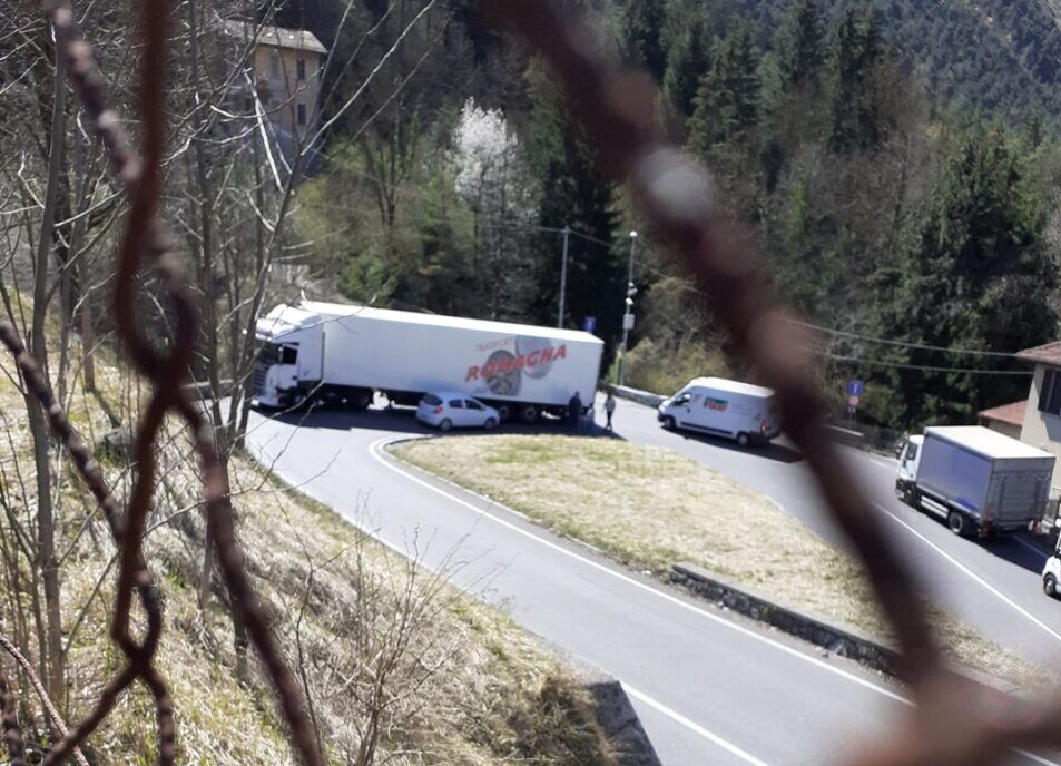 Automobile resta incastrata sotto un rimorchio: tornante di Ponte Selva bloccato per ore