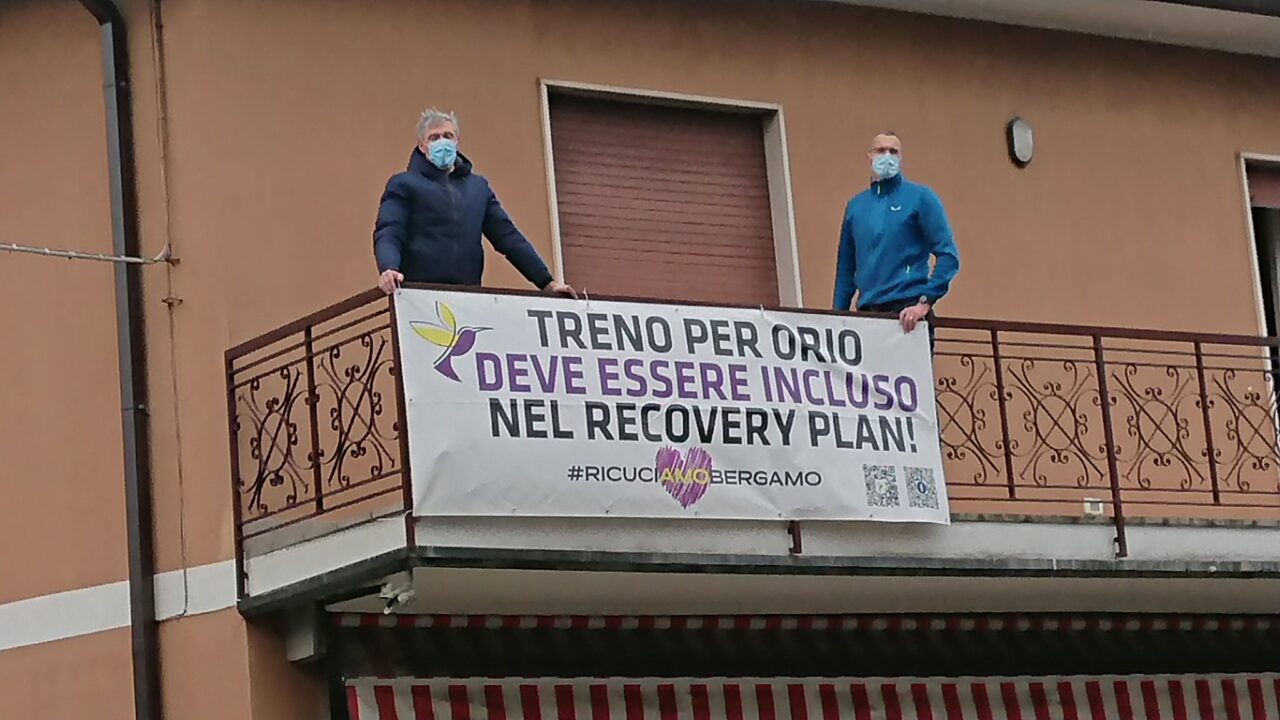 Treno per Orio: le forze dell’ordine rimuovono gli striscioni degli abitanti di Boccaleone