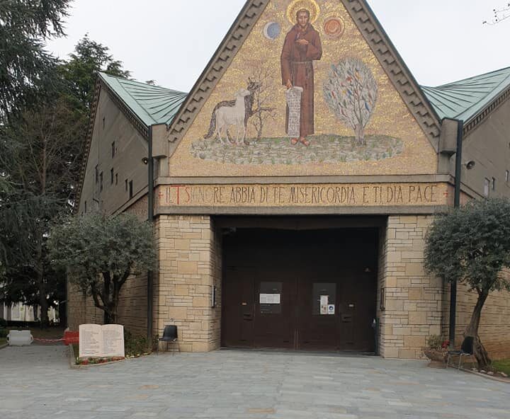La chiesa di Ognissanti al Monumentale ha un nuovo sagrato: via l’asfalto, ecco la pietra