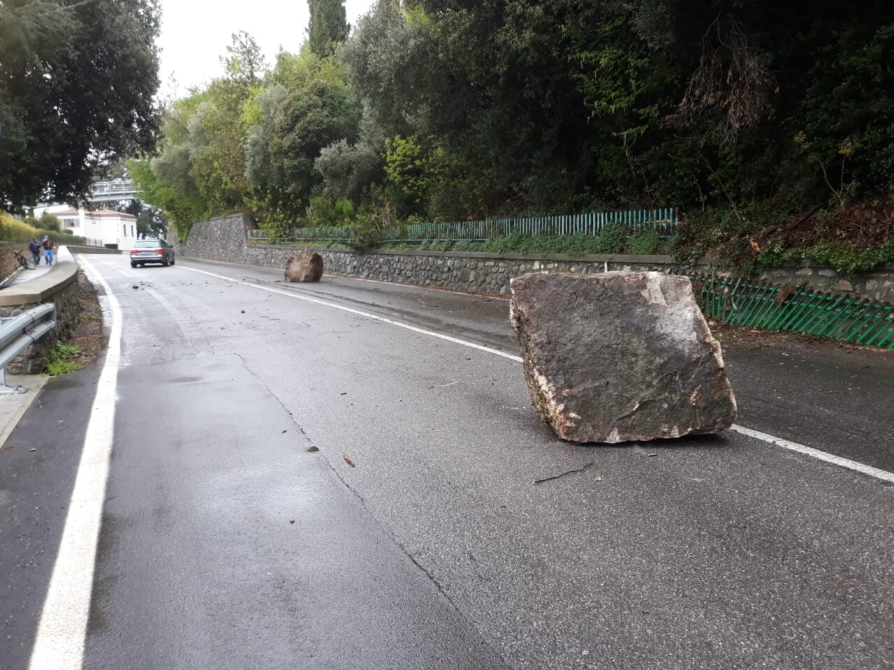Massi caduti sulla litoranea a Predore, ieri (12 aprile) l’intervento dei rocciatori