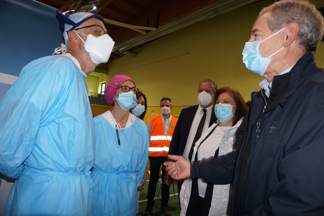 Guido Bertolaso a Sant’Omobono: «Immunità di gregge a fine giugno»