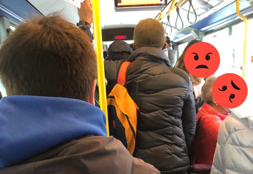 Riaprono le scuole e i bus sono di nuovo strapieni, una lettrice: «Accade da un anno»