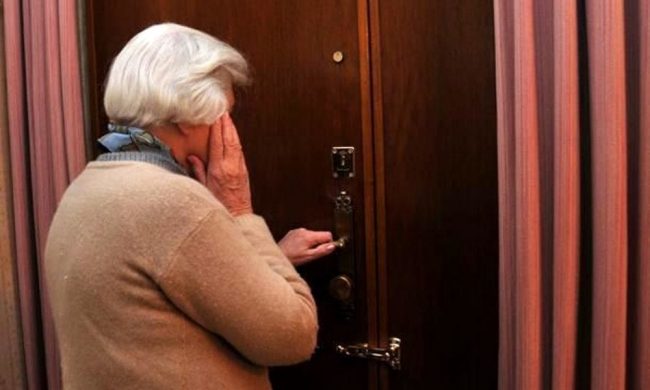 Maltrattava la madre anziana chiedendo soldi per droga e macchinette: arrestato 45enne di Ponteranica