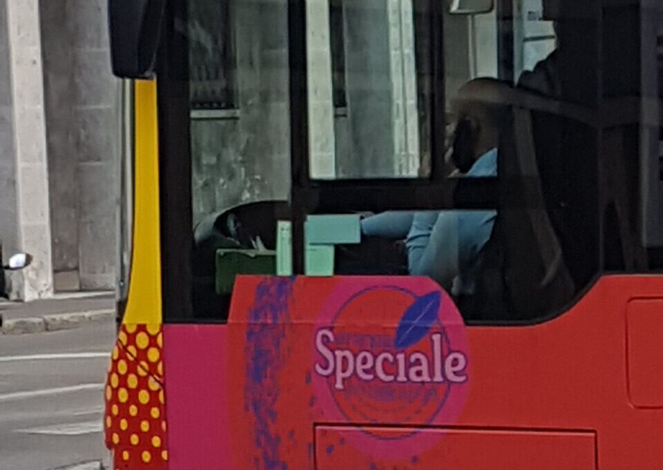 Autisti Atb che parlano al cellulare mentre guidano, foto di un lettore