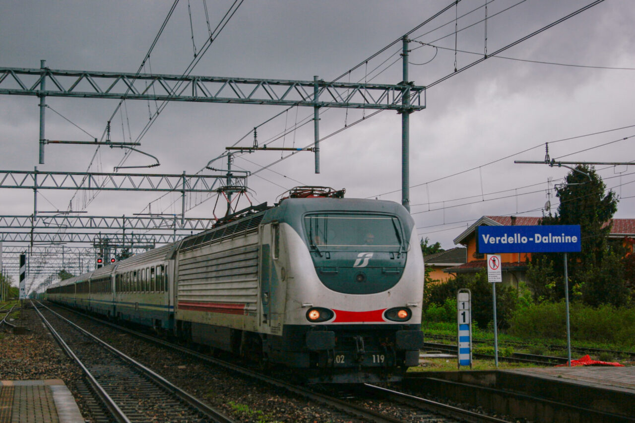 Sasso lanciato contro il treno a Verdello, il finestrino va in pezzi
