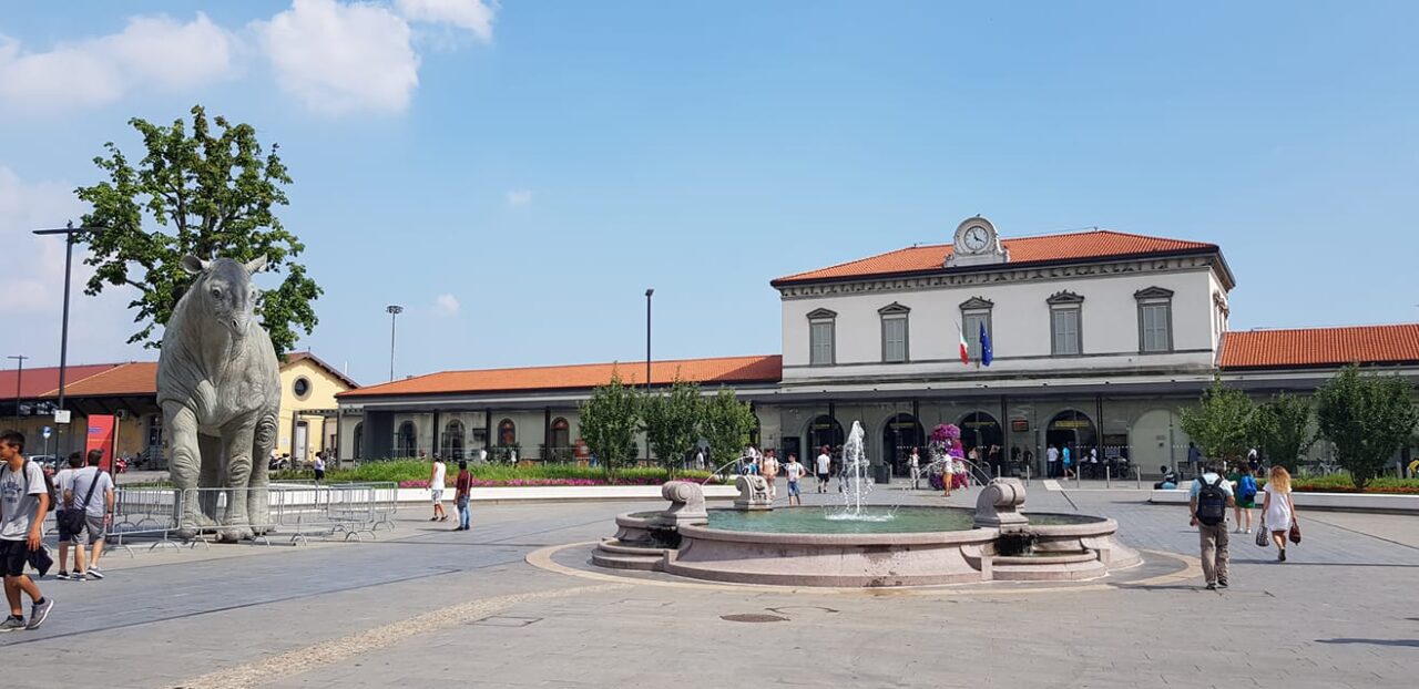 Minaccia una viaggiatrice con una siringa e le ruba il telefono: denunciato un 30enne