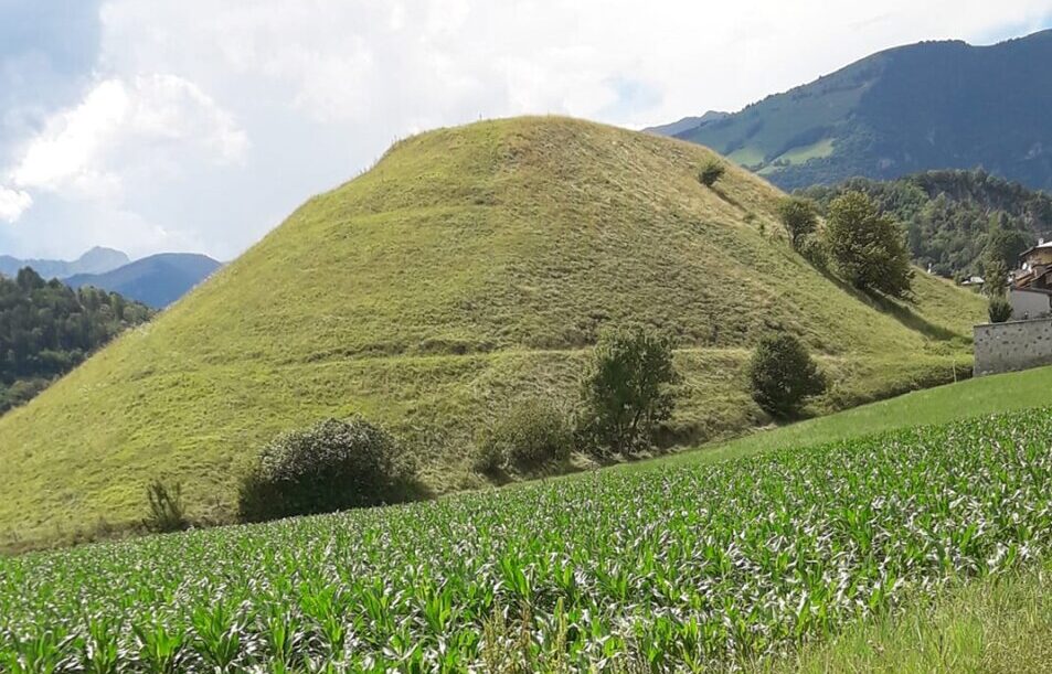 Il Monte Castello (o Polenta) è ufficialmente di proprietà del Comune di Clusone