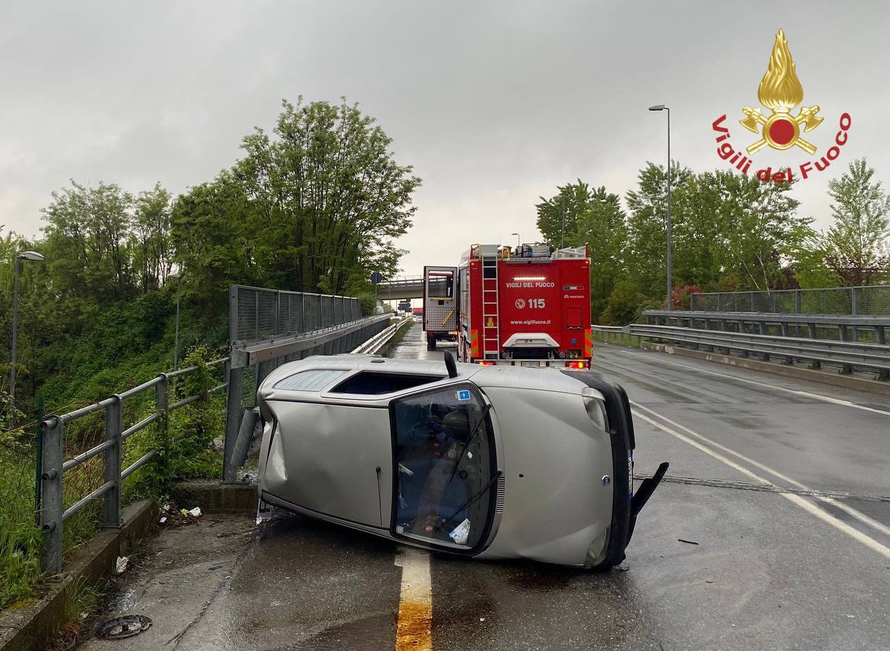 Automobilista perde il controllo e si ribalta a Presezzo: ferita lievemente una giovane di 22 anni