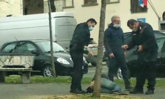 “No mask” importuna i passanti: il video dell’intervento dei carabinieri in strada