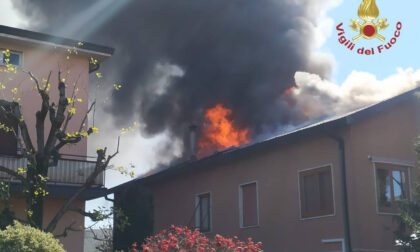 A fuoco il tetto di un'abitazione a Brembate: nessun ferito, ma la casa è inagibile