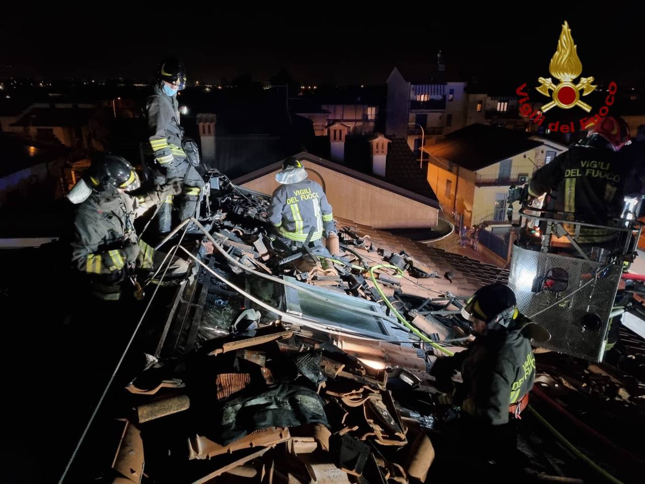 Incendio nella notte a Castel Rozzone: in fiamme il tetto di un’abitazione ma nessun ferito
