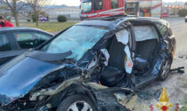 Incidente all'alba a Mapello: 2 auto distrutte, colonnina del gas danneggiata e 4 feriti non gravi