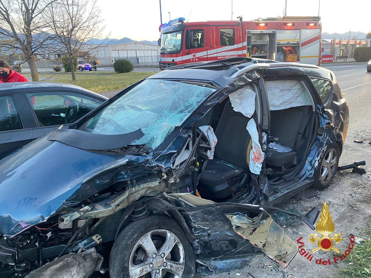 Incidente all’alba a Mapello: 2 auto distrutte, colonnina del gas danneggiata e 4 feriti non gravi