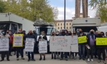 L'appello di ambulanti e fieristi, in piazzale Alpini: «Fateci lavorare nei mercati all'aperto»