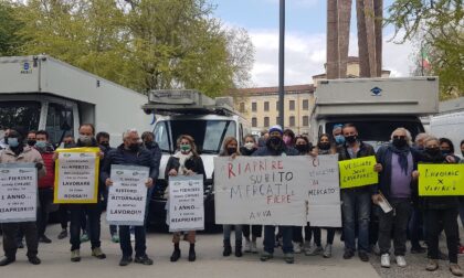 L'appello di ambulanti e fieristi, in piazzale Alpini: «Fateci lavorare nei mercati all'aperto»