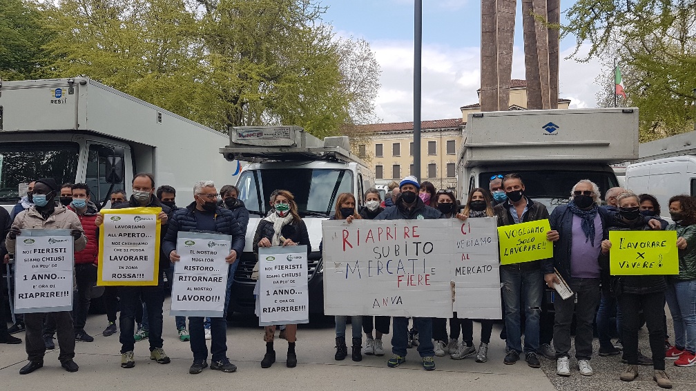 L’appello di ambulanti e fieristi, in piazzale Alpini: «Fateci lavorare nei mercati all’aperto»