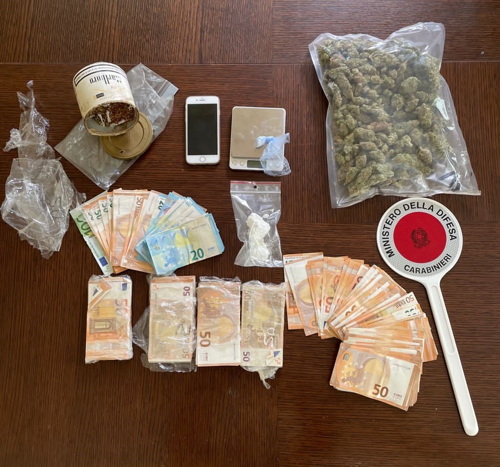 In casa oltre 26 mila euro, marijuana e cocaina: in carcere 42enne di Telgate