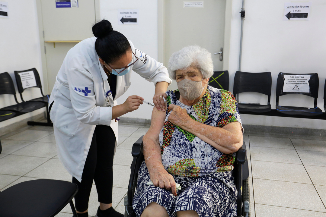 Vaccinazioni per gli estremamente fragili: dal 9 aprile prenotazioni anche per i caregiver