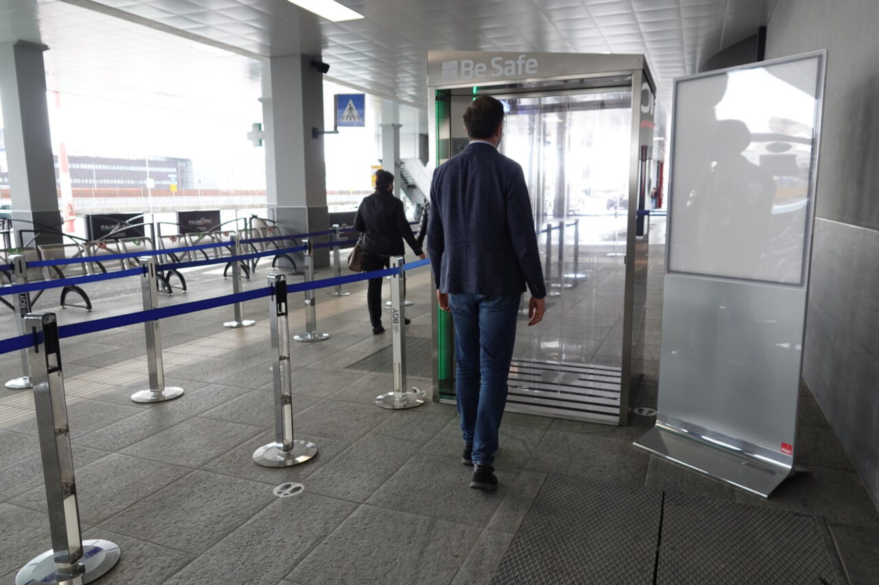 All’ingresso dell’aeroporto entra in funzione una speciale cabina che sanifica i passeggeri