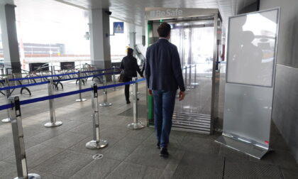 All'ingresso dell'aeroporto entra in funzione una speciale cabina che sanifica i passeggeri