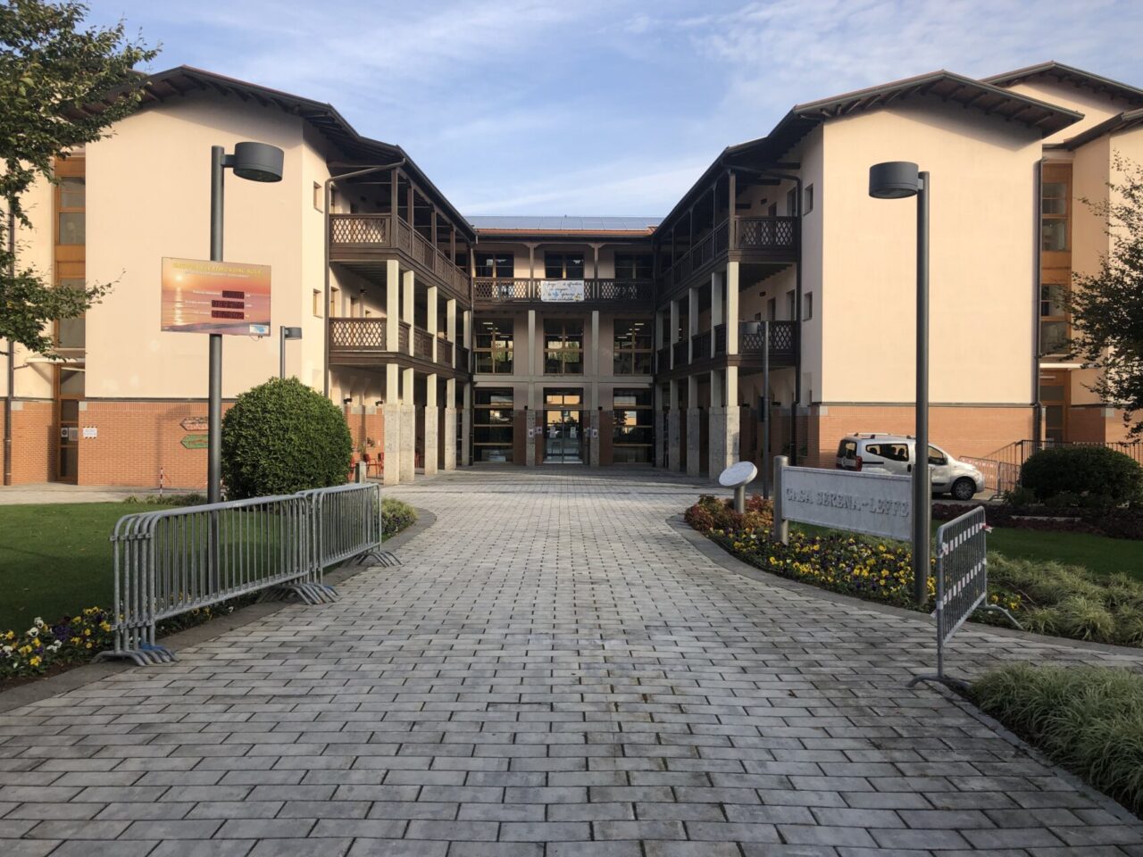 «Visite dei parenti a Casa Serena, troppi limiti»: a Leffe la protesta dei familiari