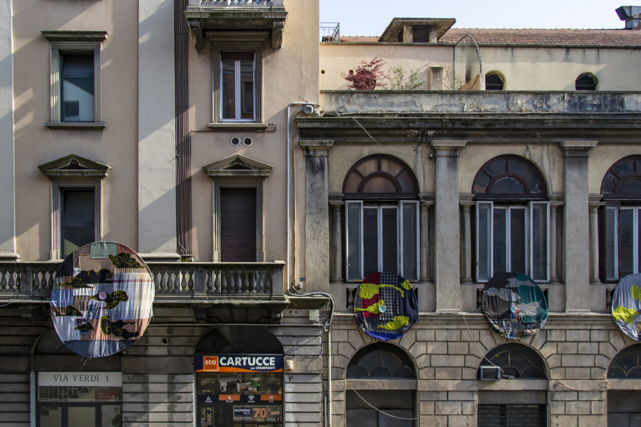 Nuvole colorate sulla facciata dell’ex Teatro Nuovo (che diventa spazio espositivo)