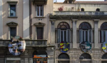 Nuvole colorate sulla facciata dell'ex Teatro Nuovo (che diventa spazio espositivo)