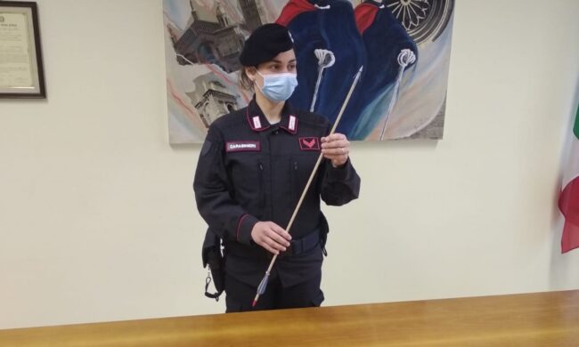 Ragazzo rifiutato si improvvisa Cupido e scaglia frecce alla finestra: denunciato