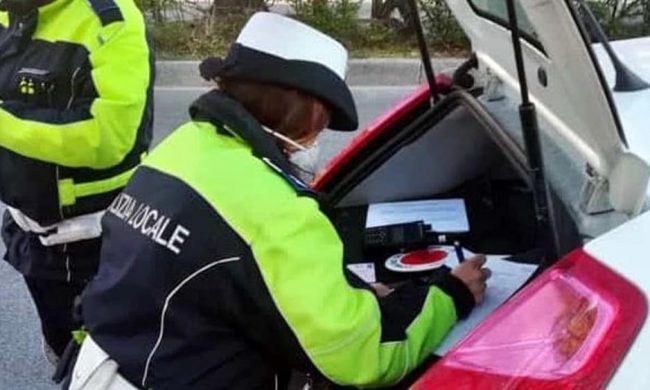 Fermano un latitante, scoprono un anziano prestanome con intestate 570 automobili