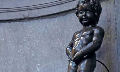 Oltre tremila euro di multa perché urinava in strada