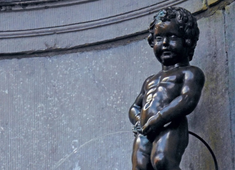 Oltre tremila euro di multa perché urinava in strada