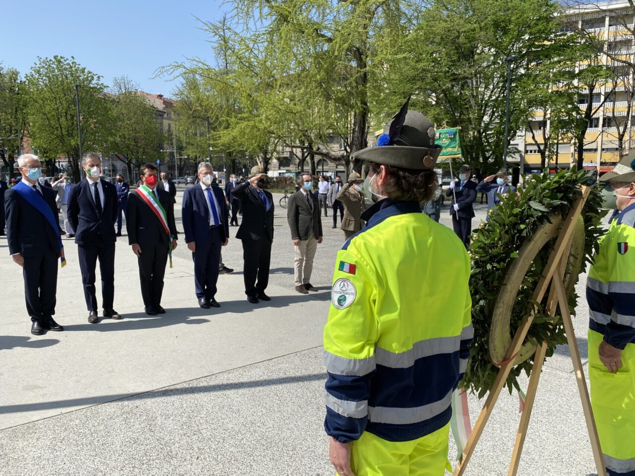 Fontana omaggia le Penne Nere di Bergamo e va in visita nei centri vaccinali orobici