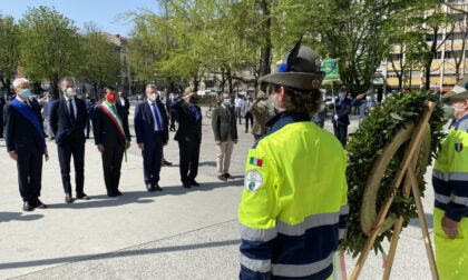 Fontana omaggia le Penne Nere di Bergamo e va in visita nei centri vaccinali orobici