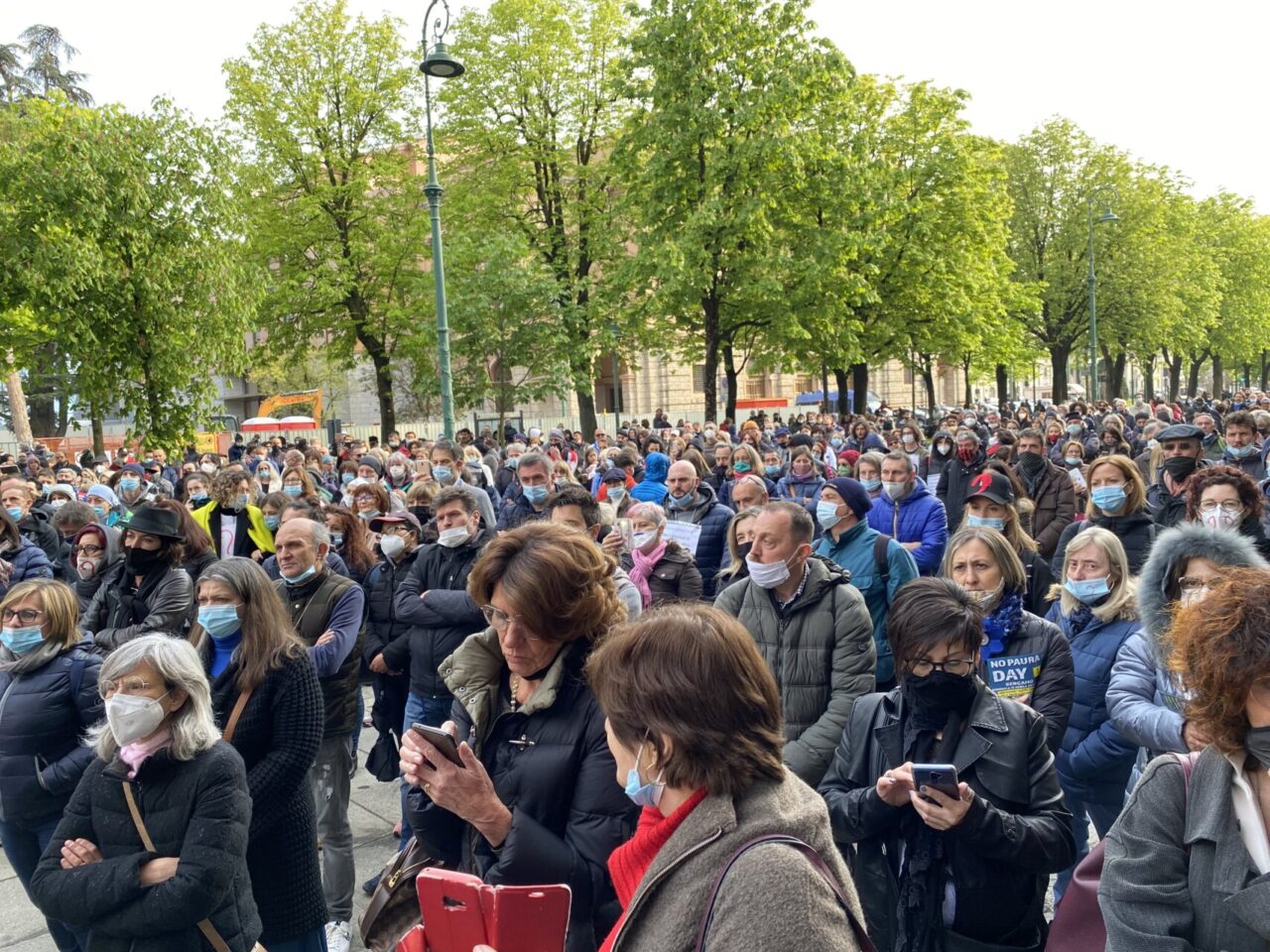 Video, foto e parole del “No paura day”: in 600 sul Sentierone (cantando «la pandemia è una fesseria»)
