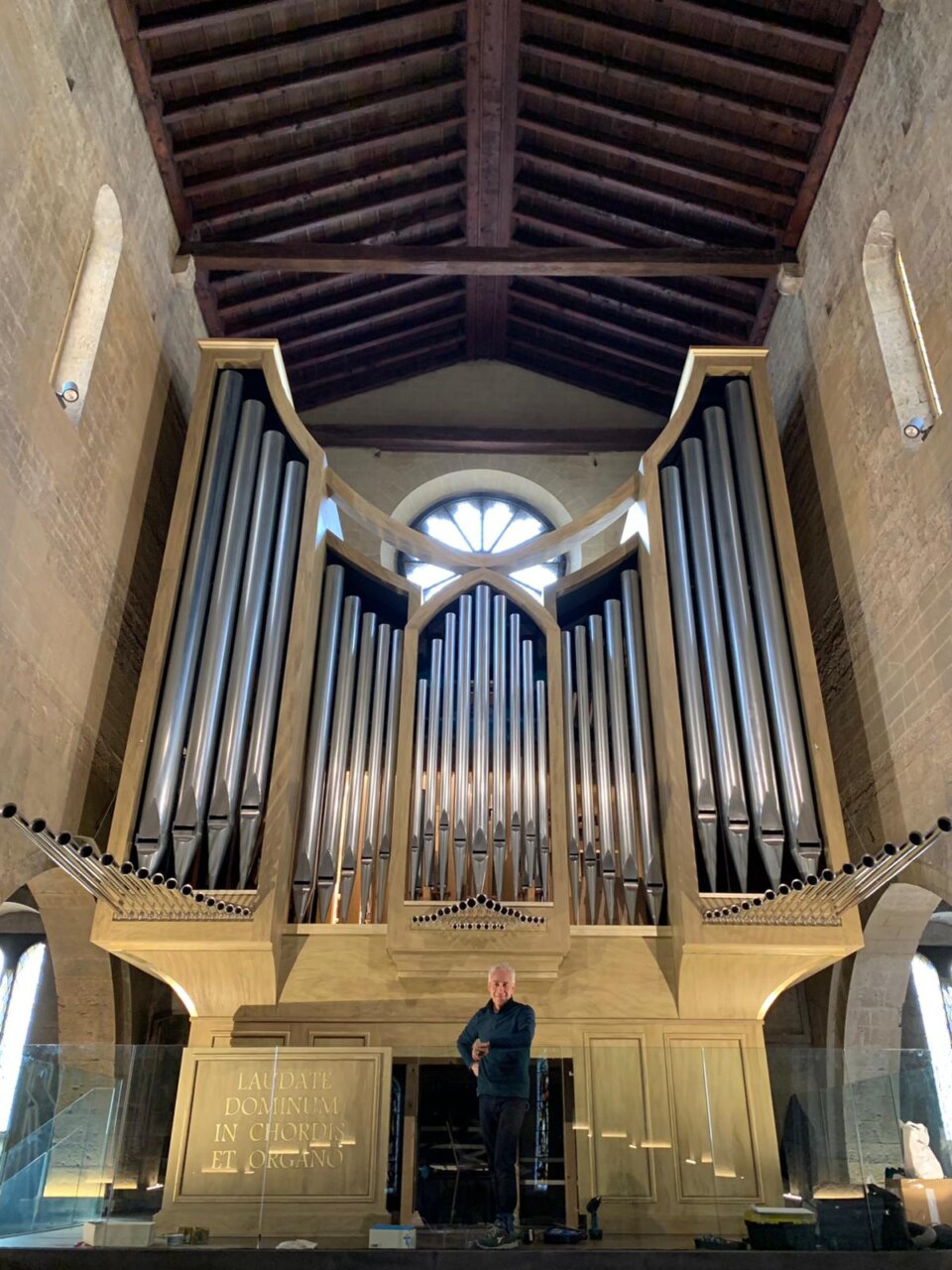 Pietro Corna davanti al nuovo organo nella Concattedrale di S.Siro a Sanremo