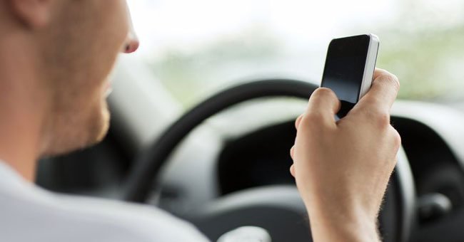 Uso del cellulare mentre si guida: a Bergamo 76 multe in poco più di un mese di controlli
