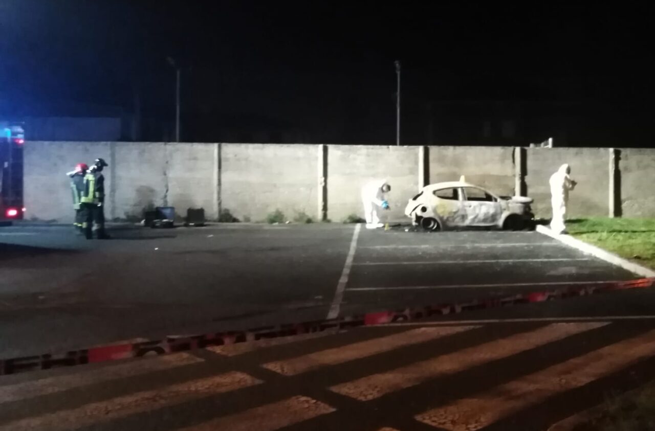 Uomo trovato carbonizzato nell’auto in fiamme