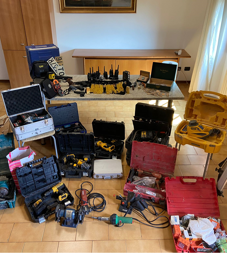 Furto di corrente elettrica e ricettazione in un campo rom di Cenate Sopra: 9 persone denunciate