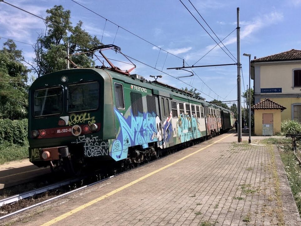 Pendolari in calo e vandalismi in crescita del 30%. Trenord taglia le corse dopo le 21