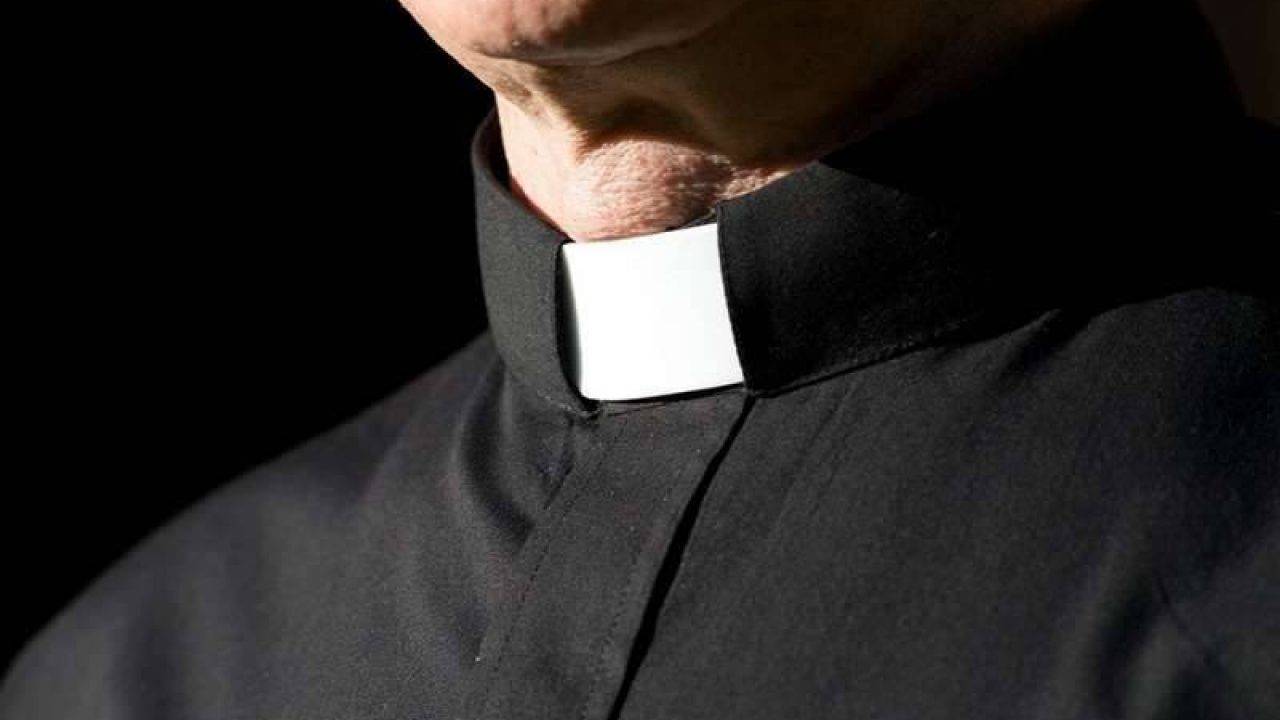 Prima lo filma, poi gli chiede soldi: prete del Sebino vittima di un ricatto a luci rosse