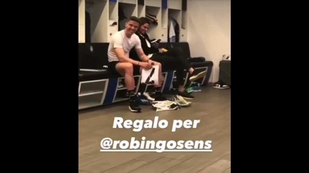 Il video del regalo dei compagni di squadra a Gosens (a cui CR7 aveva detto no)