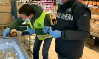 Irregolarità e cibi scaduti, multe a due minimarket in stazione a Bergamo. Sospesa una licenza