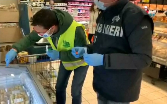 Irregolarità e cibi scaduti, multe a due minimarket in stazione a Bergamo. Sospesa una licenza