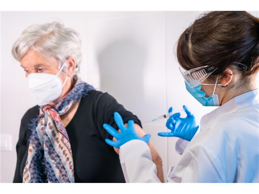 I 70-74enni possono già prenotare, da oggi (8 aprile), la vaccinazione in Lombardia