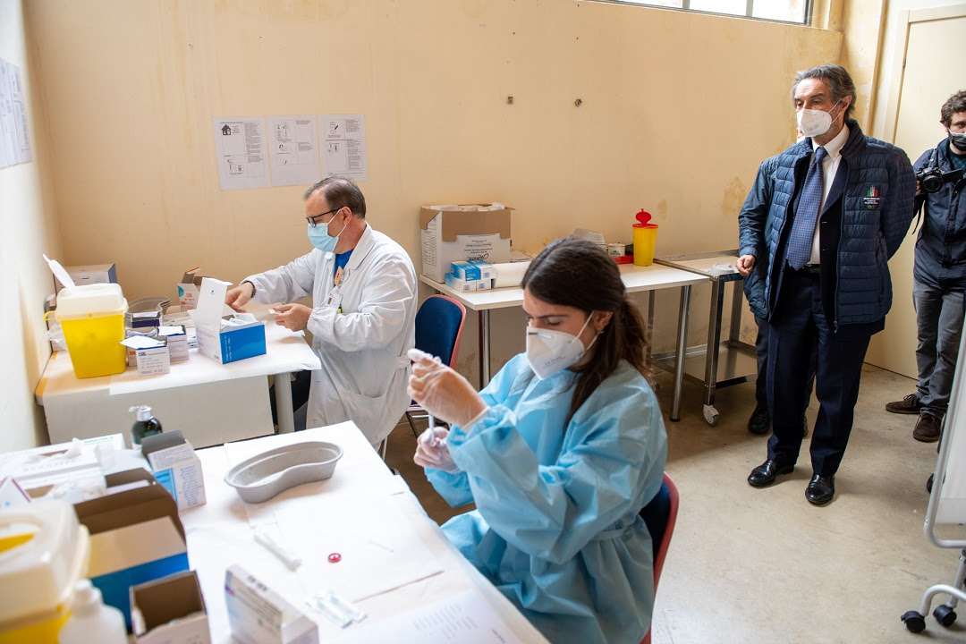 Numero di vaccini e somministrazioni a insegnanti, over 80 e fragili: il punto di Regione