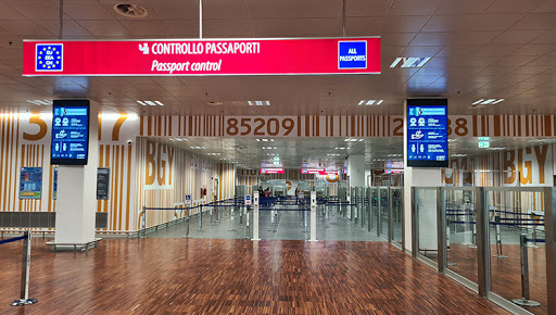 «Assurda l’attesa al controllo passaporti dell’aeroporto di Orio»