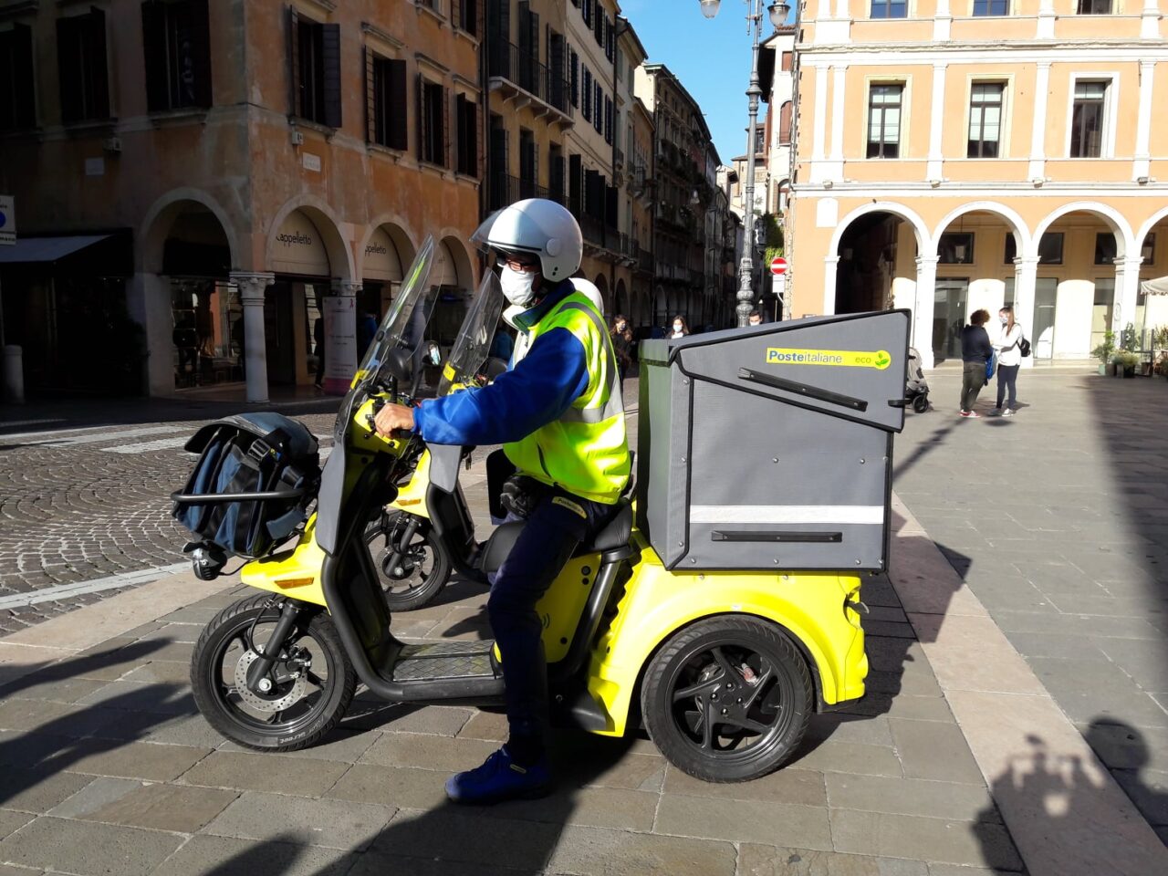 Vaccini, in Lombardia boom di prenotazioni con i postini: circa 24 mila